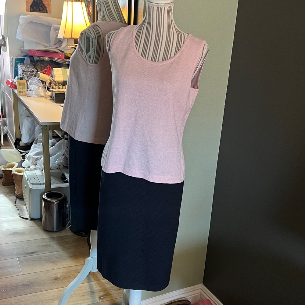🛑 1 hour sale. St. John, Set - Light Pink Knit Top (S) and Black Knit Skirt (2) - Picture 8 of 12